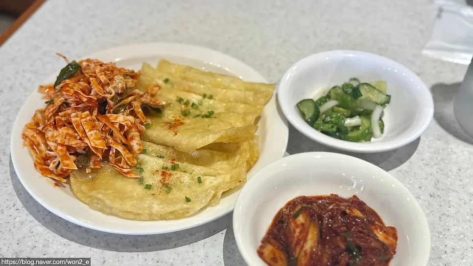 Bibim-mandu topped with seasoned vegetables