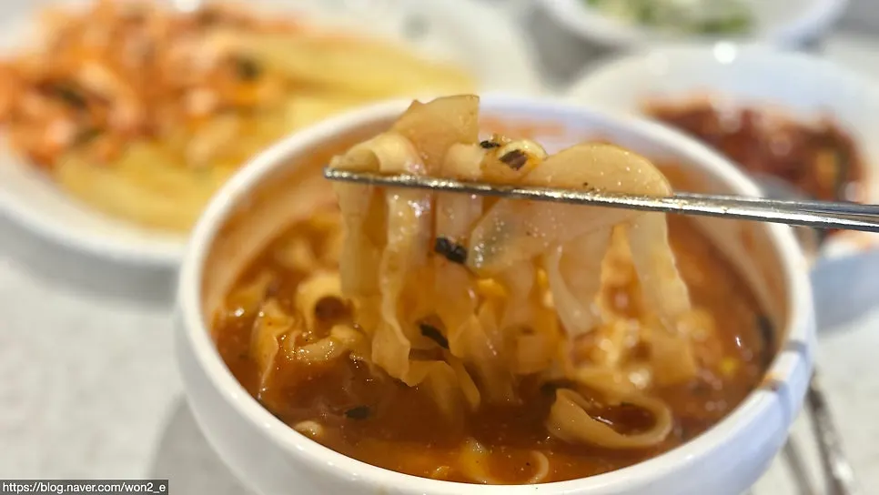 Lifting a portion of jang-kalguksu noodles