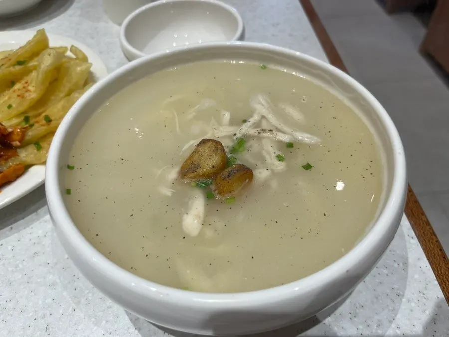 A full table of chicken kalguksu at Songa Kalguksu near Eunam Station