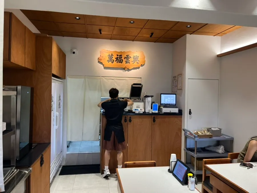 Bar-style single seating at Songa Kalguksu