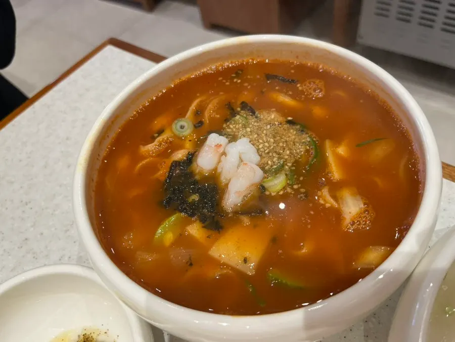 Jang kalguksu with a spicy-looking red broth