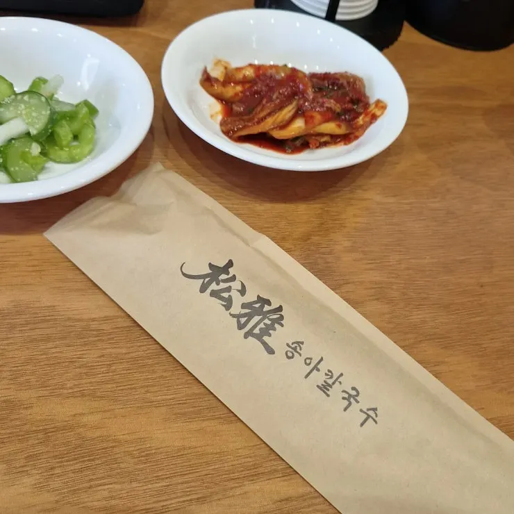 자리 잡은 바 테이블 좌석