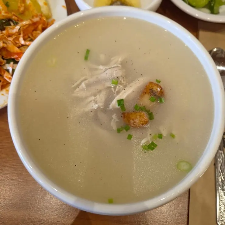 한약재 육수로 끓인 닭칼국수 한 그릇