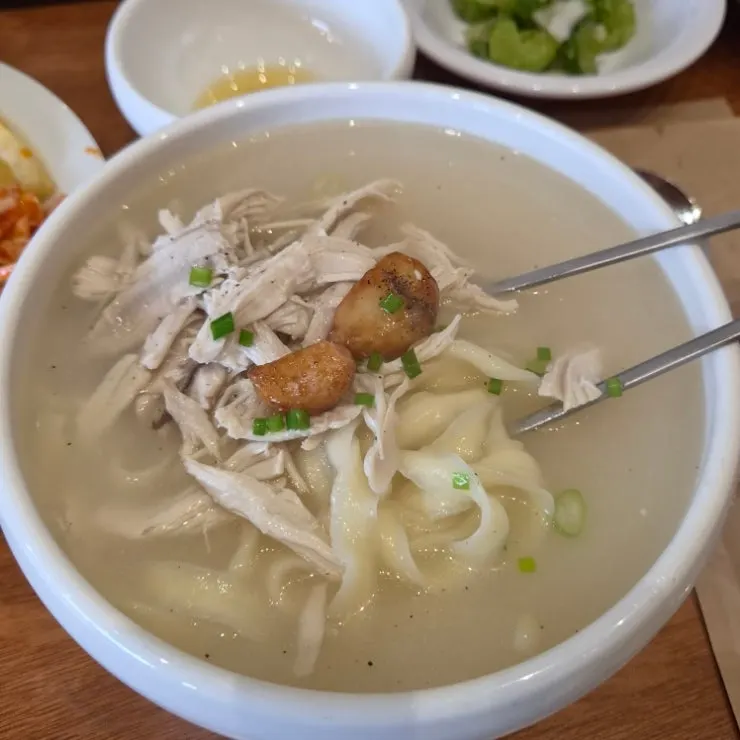 닭칼국수와 들기름 소스