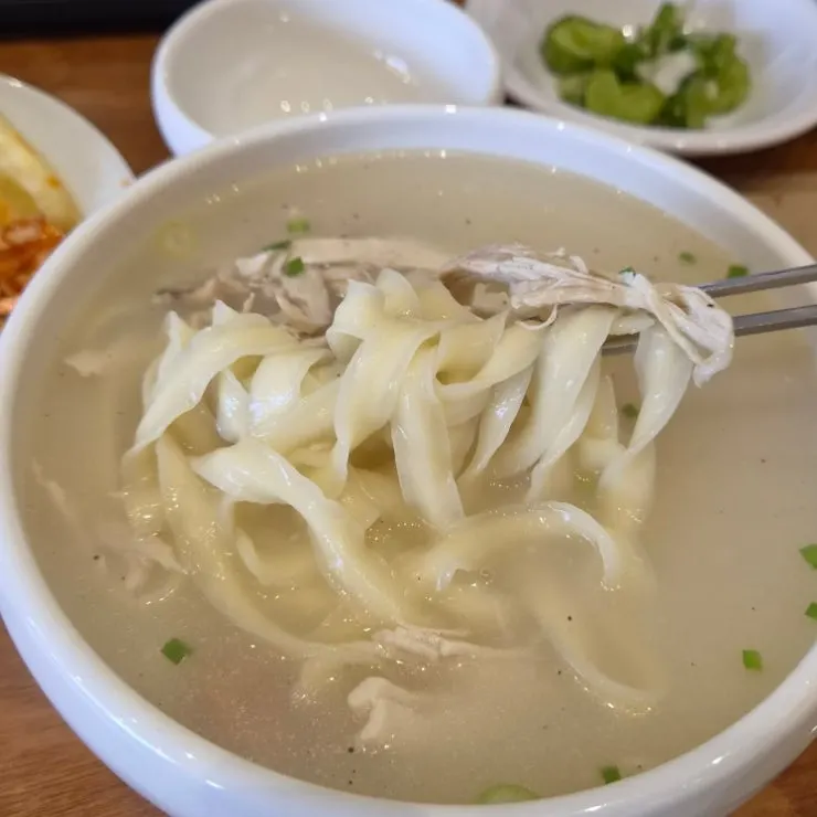 국물을 떠올린 닭칼국수 클로즈업