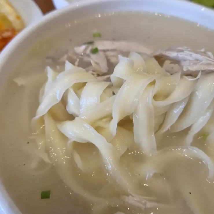 들기름 소스에 찍은 쫄깃한 칼국수 면발