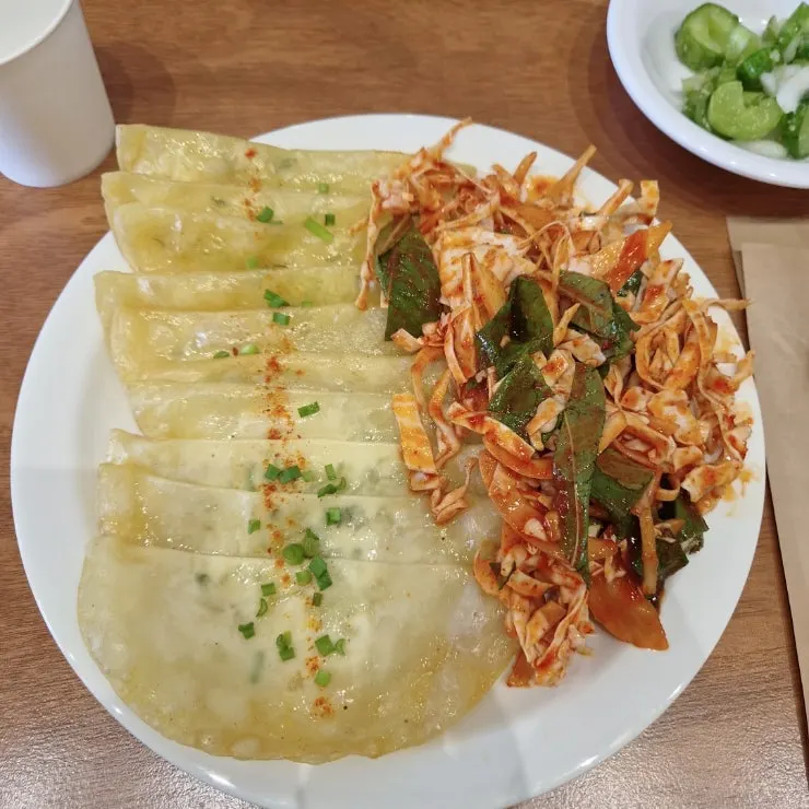 송아칼국수 비빔만두 한 접시