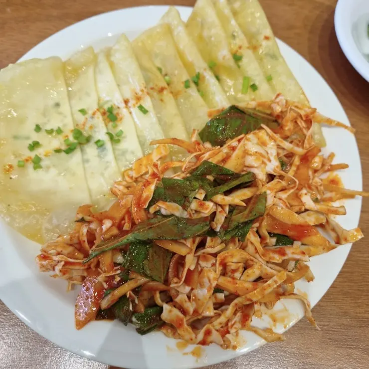 양념 야채가 올라간 비빔만두