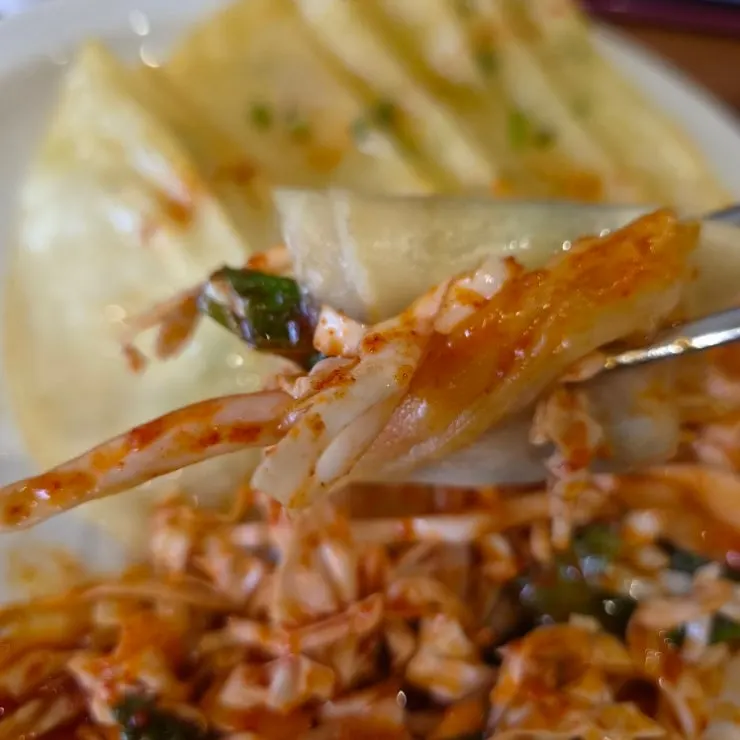 닭칼국수와 비빔만두 한 상 차림