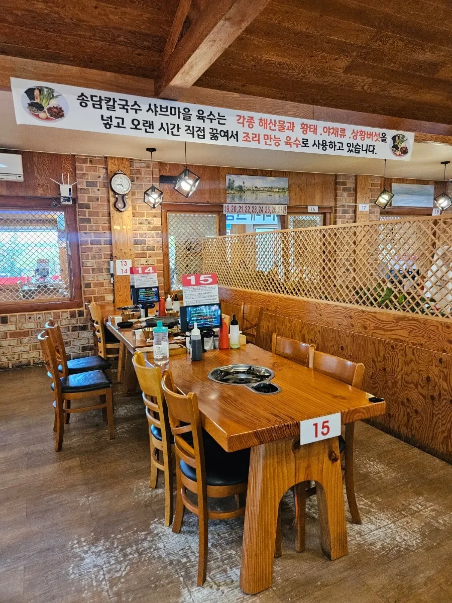 여유로운 좌석 간격의 식당 내부