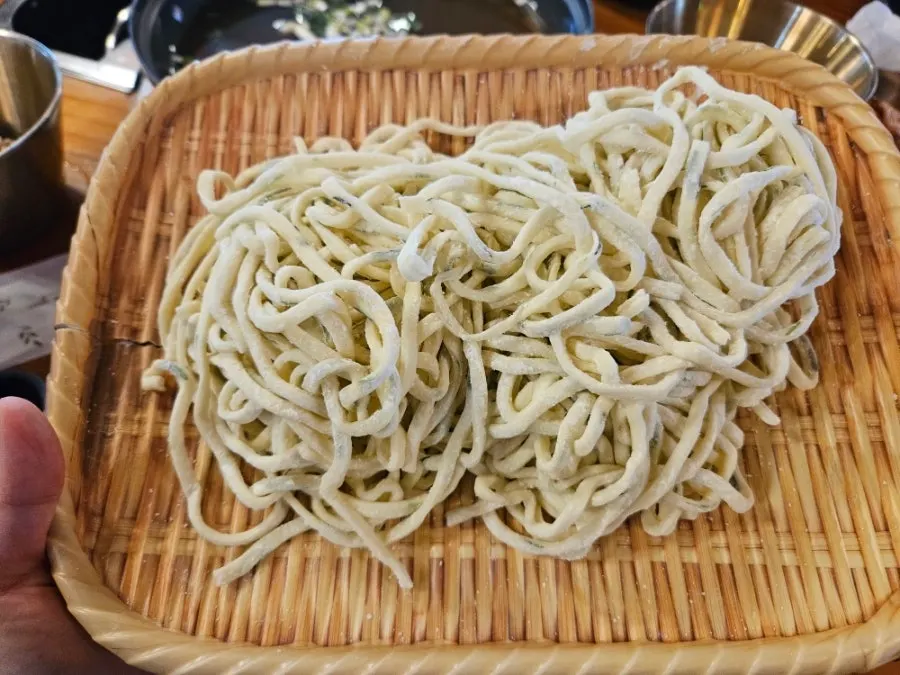 그릇에 덜어낸 칼국수