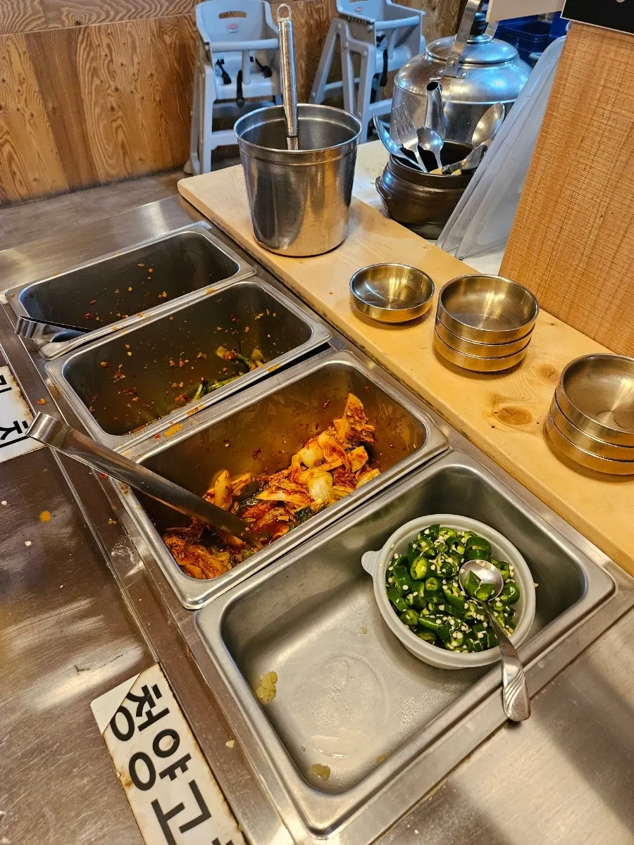 셀프코너에서 담아온 밑반찬