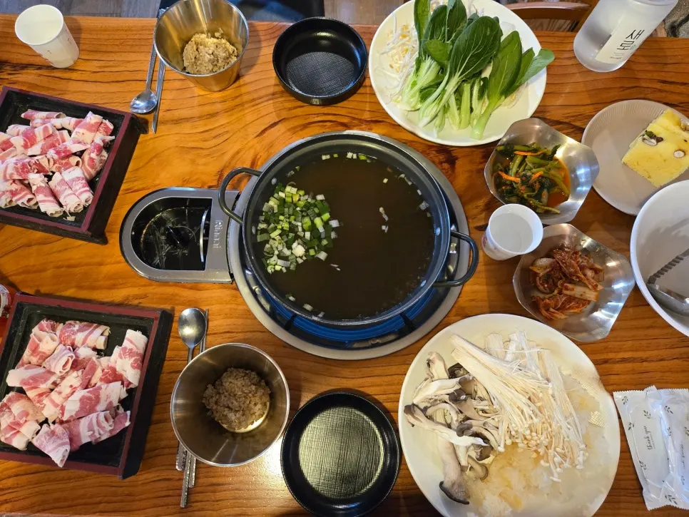 큰 접시에 가득 담긴 추가 야채와 버섯