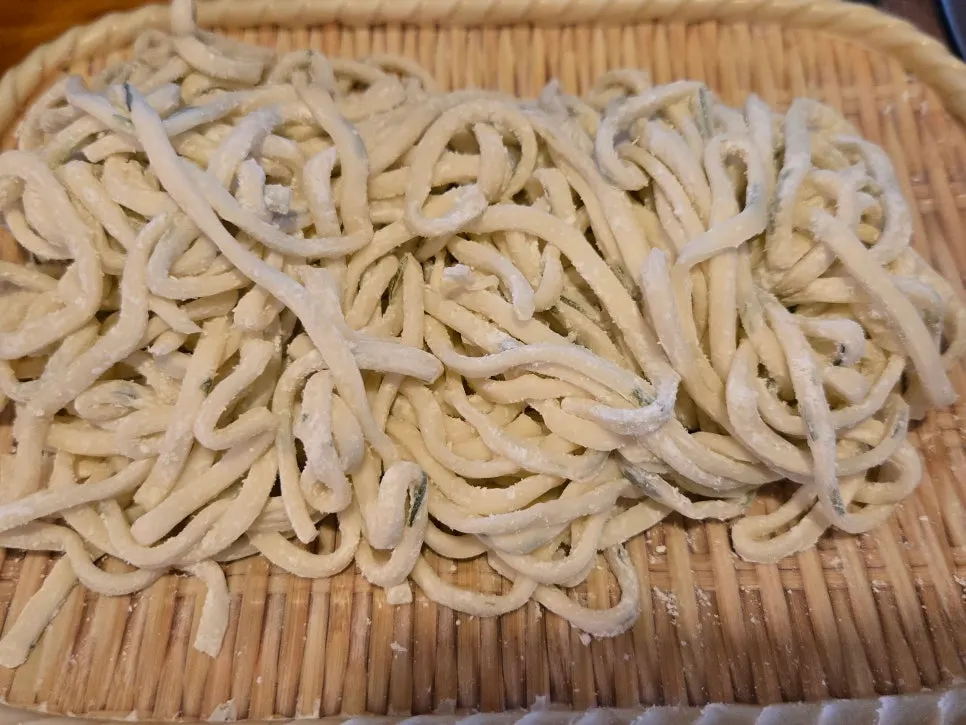 부추를 올린 칼국수 생면