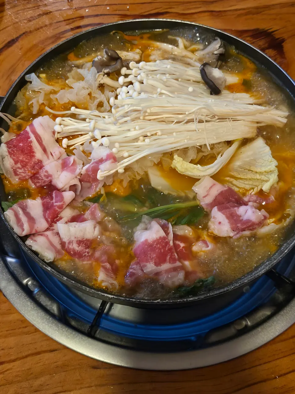 얼큰한 육수에 끓인 부추칼국수