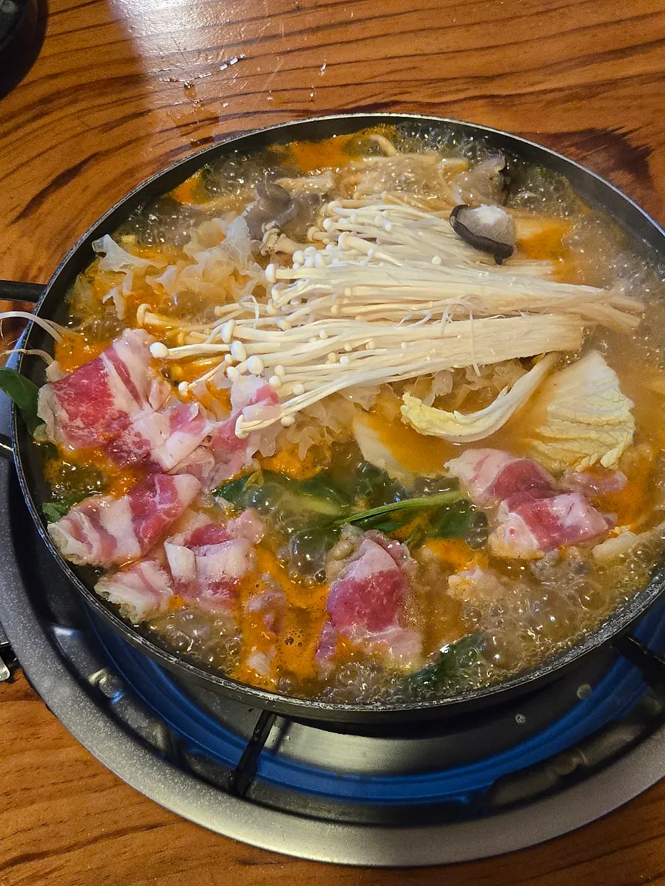 소고기와 버섯을 함께 건져 올린 칼국수 면