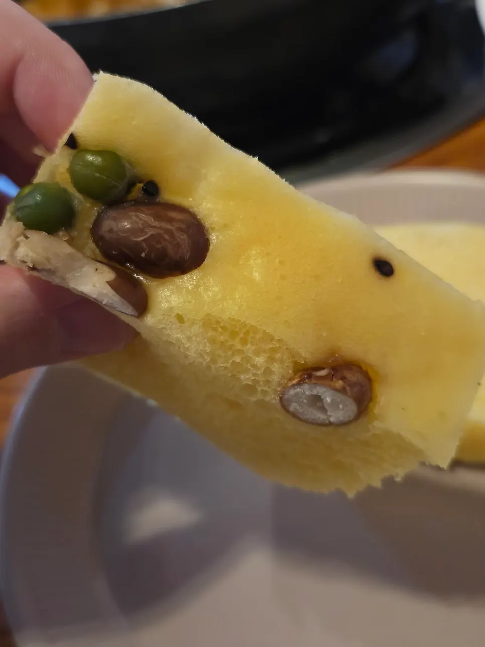 콩이 박힌 포슬포슬한 술빵 단면
