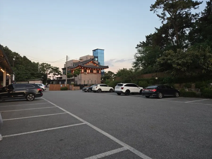 Dedicated parking lot at Songdam Kalguksu