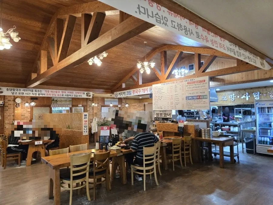 Spacious dining hall interior at Songdam Kalguksu