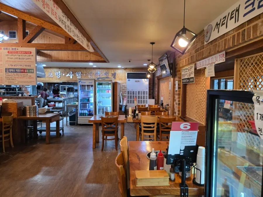 Large dining tables at Songdam Kalguksu