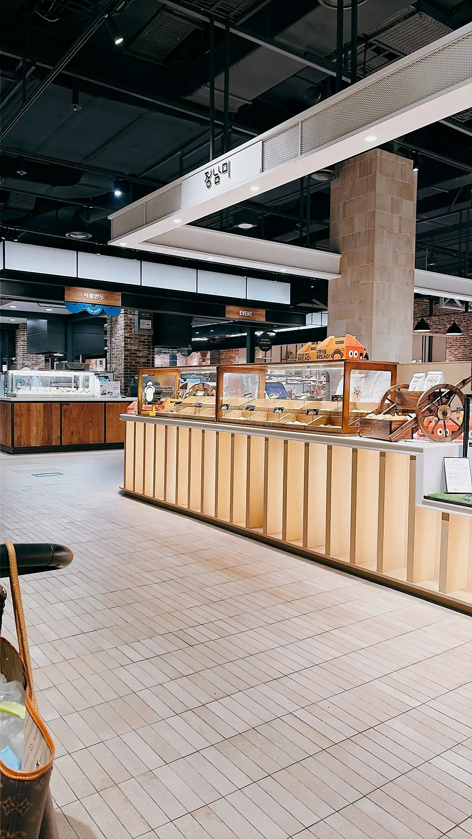 Café location by the B1 food court at Songhyeona