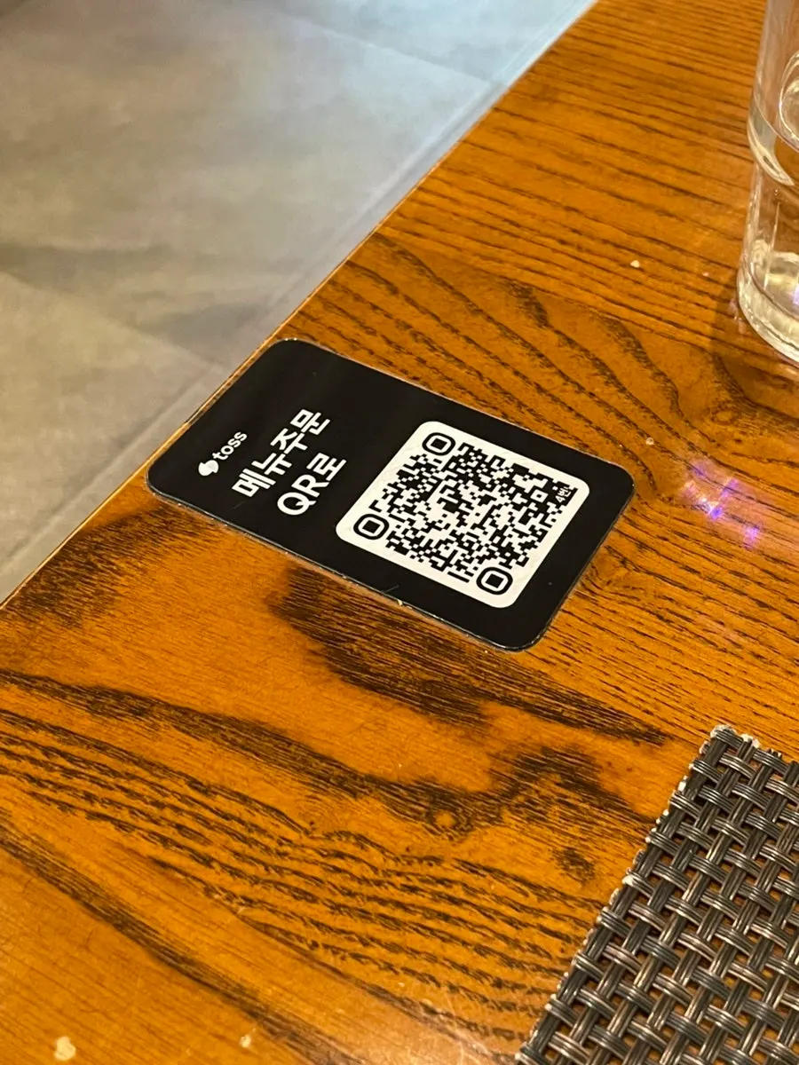 테이블에 놓인 QR 주문 안내