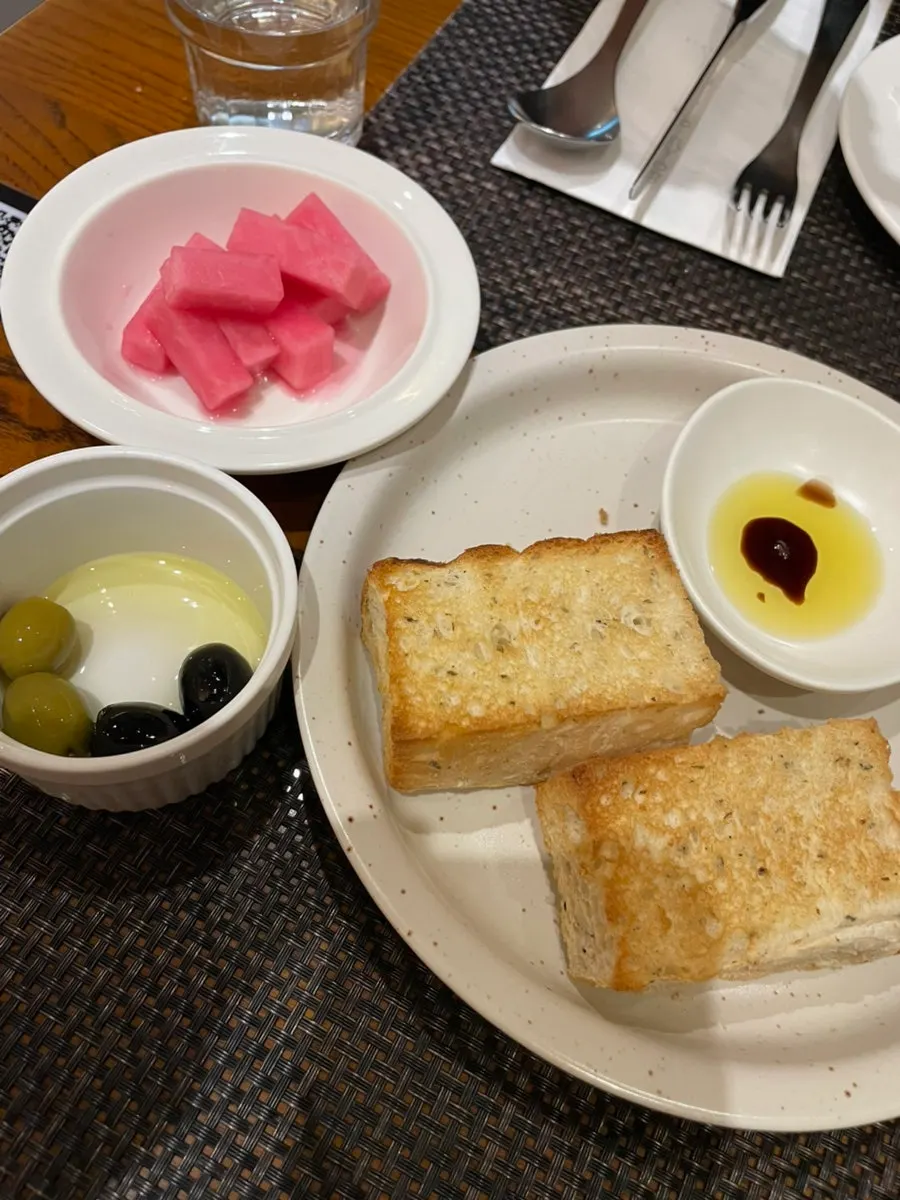 따뜻하게 데워 나온 식전빵