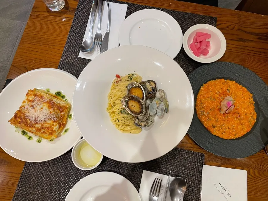 테이블에 차려진 식전빵과 접시