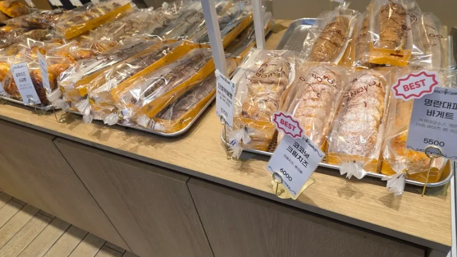 Store corner with gift packaging boxes