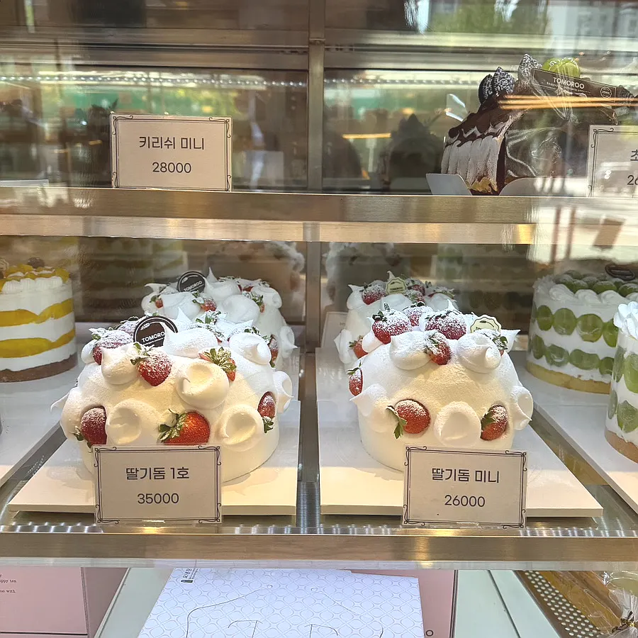 과일을 올린 생일 케이크 진열 모습