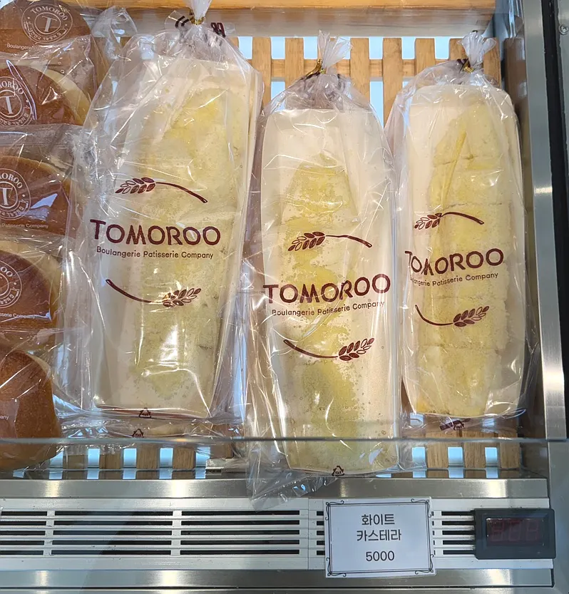 도넛과 꽈배기, 마늘빵 진열 모습