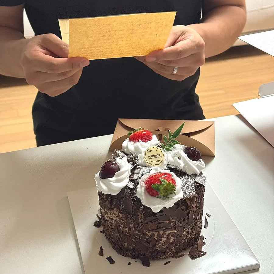 딸기와 포도를 올린 카리쉬 초코케이크