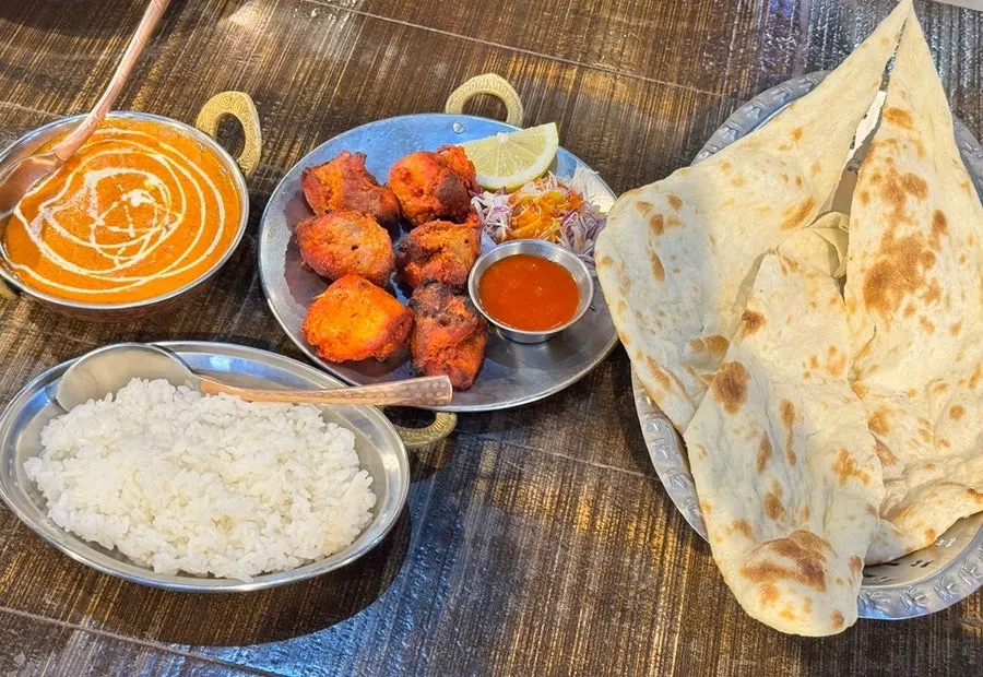 인도 커리 식사를 마친 테이블
