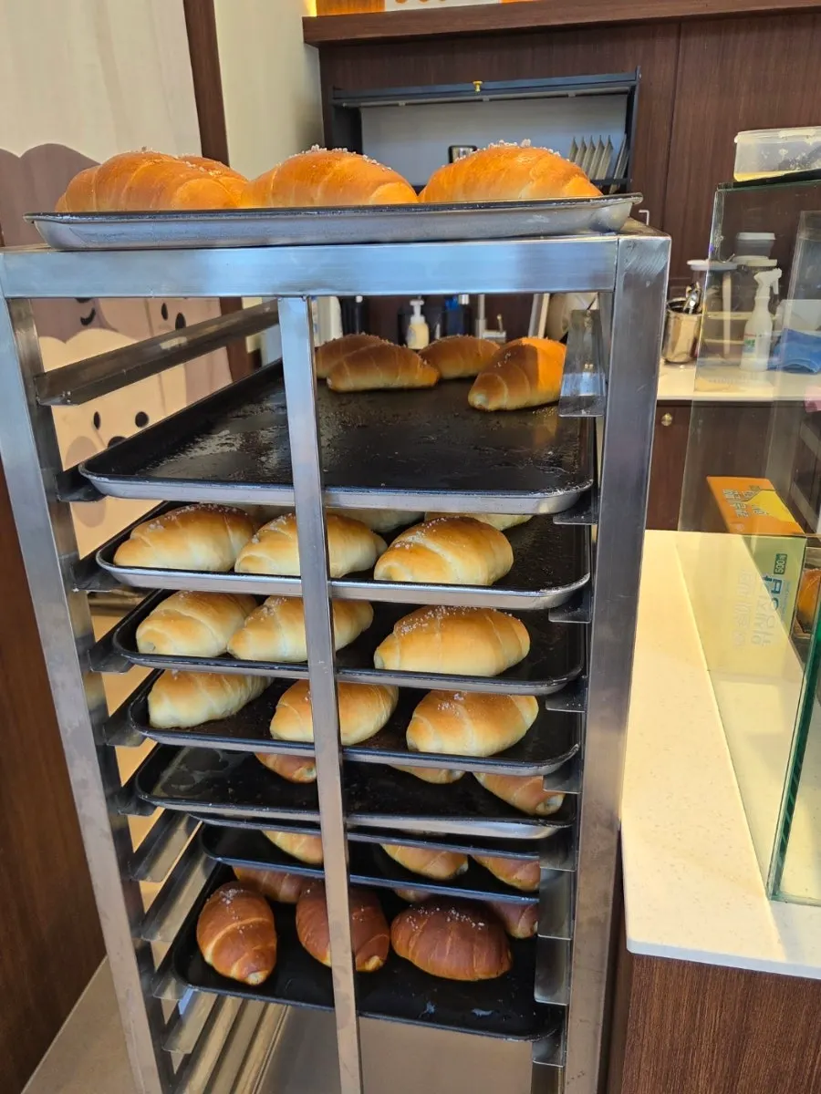 Display shelf with the last red bean butter salt bread