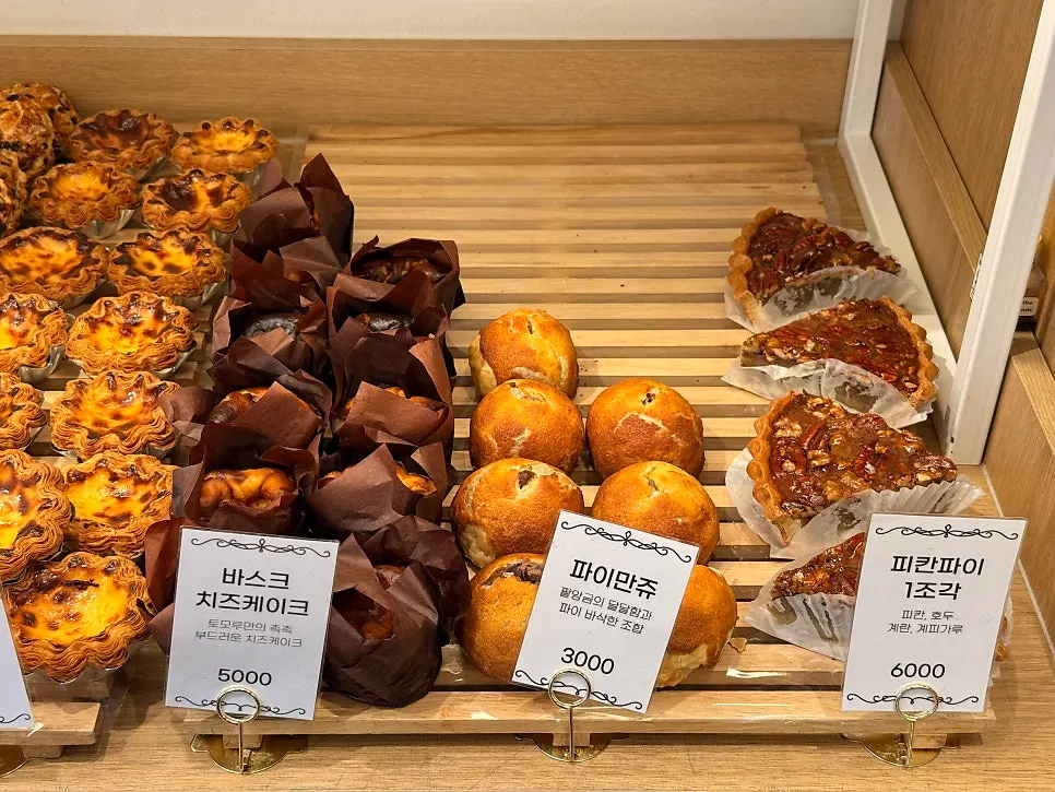 Dessert display at Tomoru Bakery