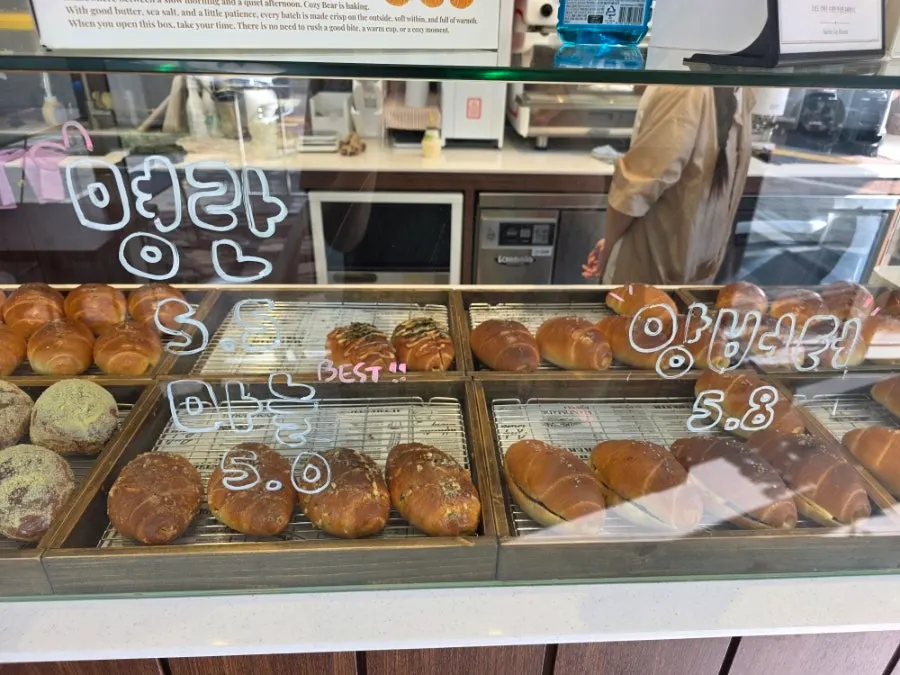 Showcase with name tags for each salt bread flavor