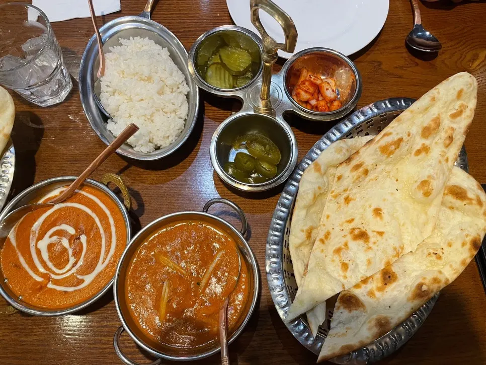 인도풍 식기에 차려진 커리 한상