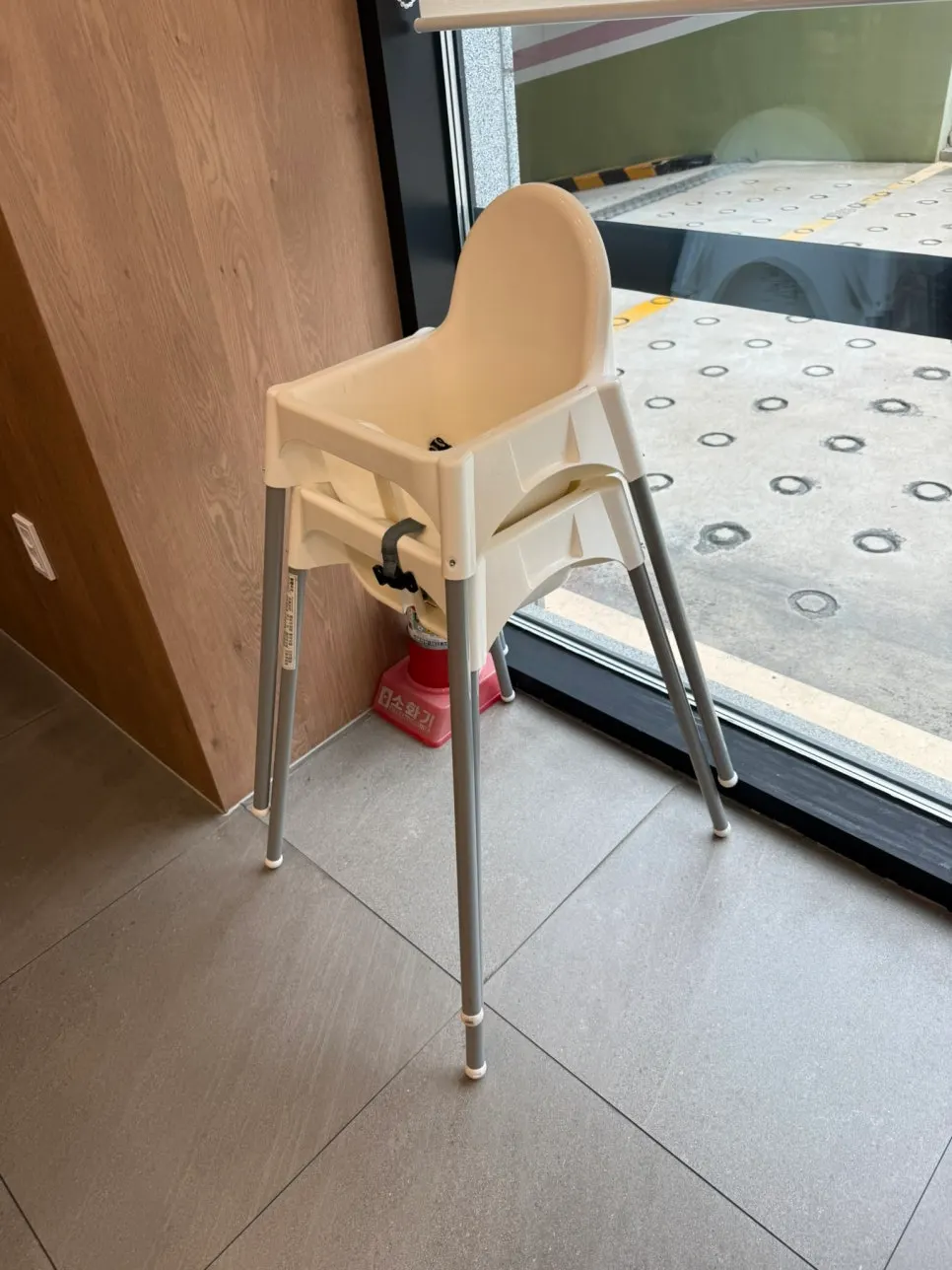 Widely spaced table seating at Eonyang Dak Kalguksu Incheon Songdo Branch