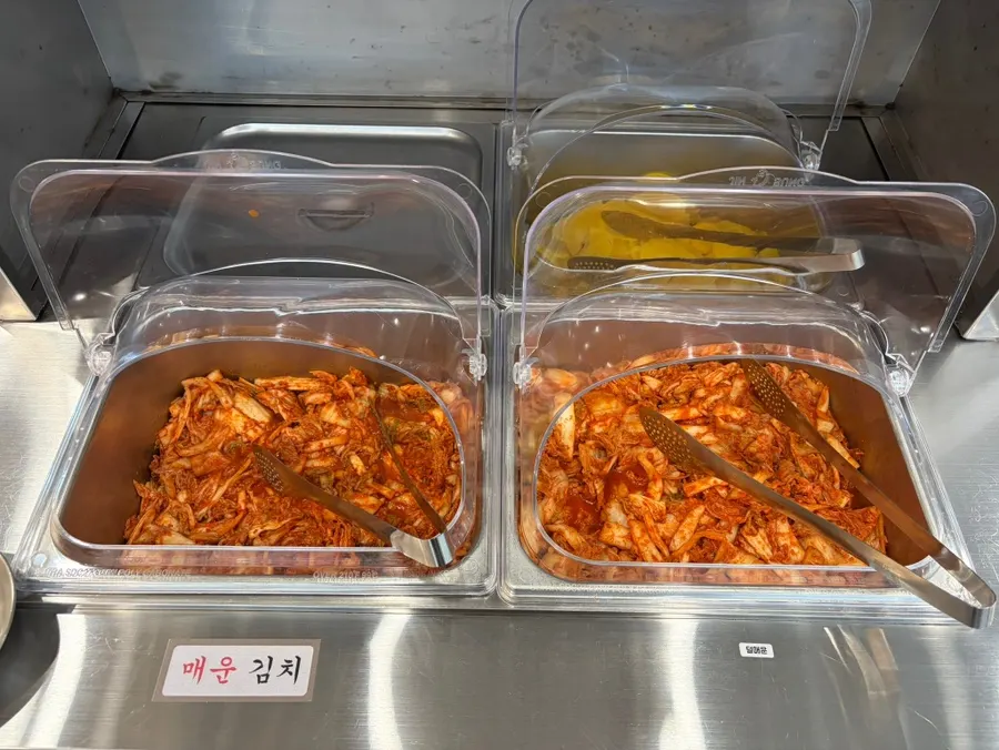 일반김치 매운김치 단무지가 있는 셀프바