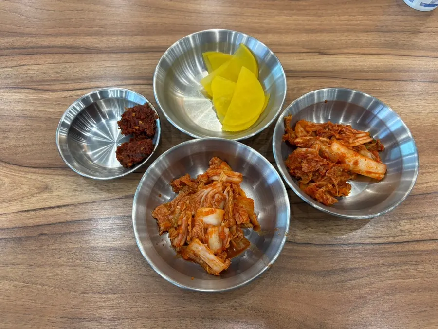 접시에 담아온 셀프바 김치