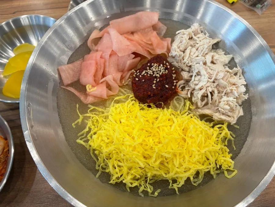 매운김치와 단무지 반찬 접시