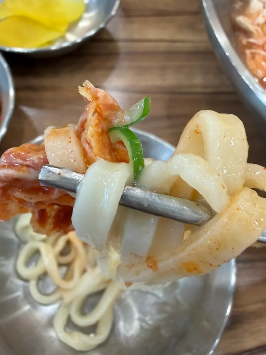 닭고기가 올라간 닭칼국수 한 그릇