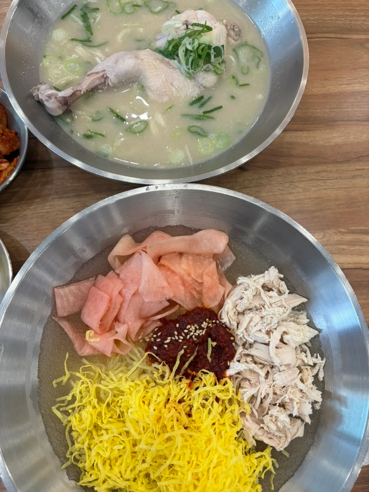 김치를 곁들인 닭칼국수 한 젓가락