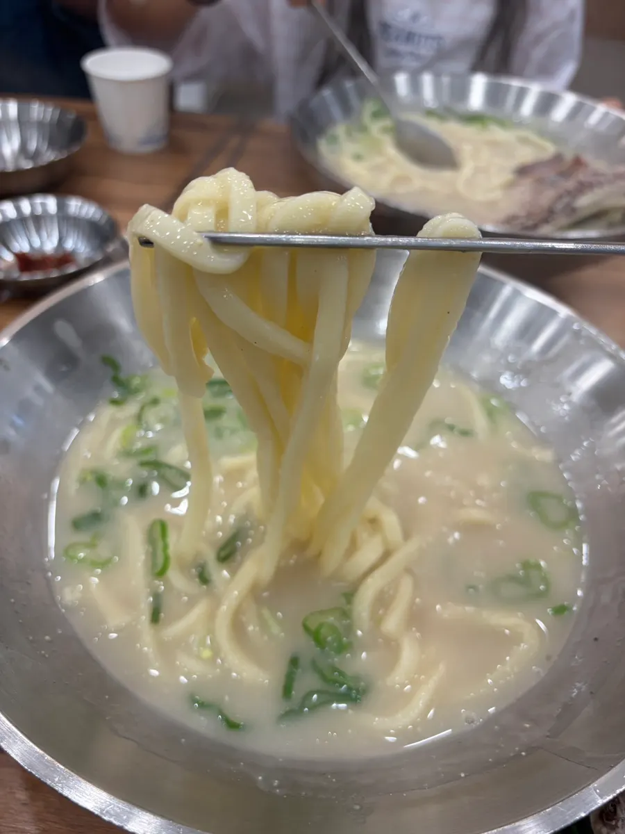 A warm-broth chicken kalguksu meal