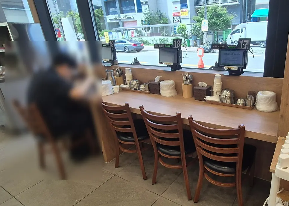 매장 입구에 마련된 배터리 충전기