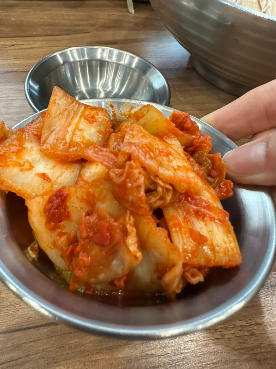 덜 매운 김치와 매운 김치 두 종류