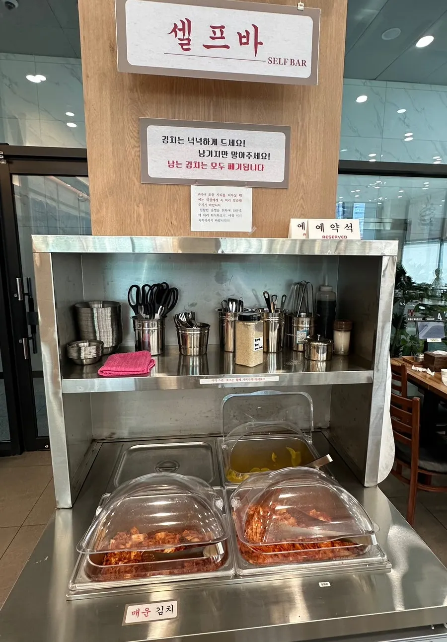 닭칼국수에 김치를 곁들인 상차림