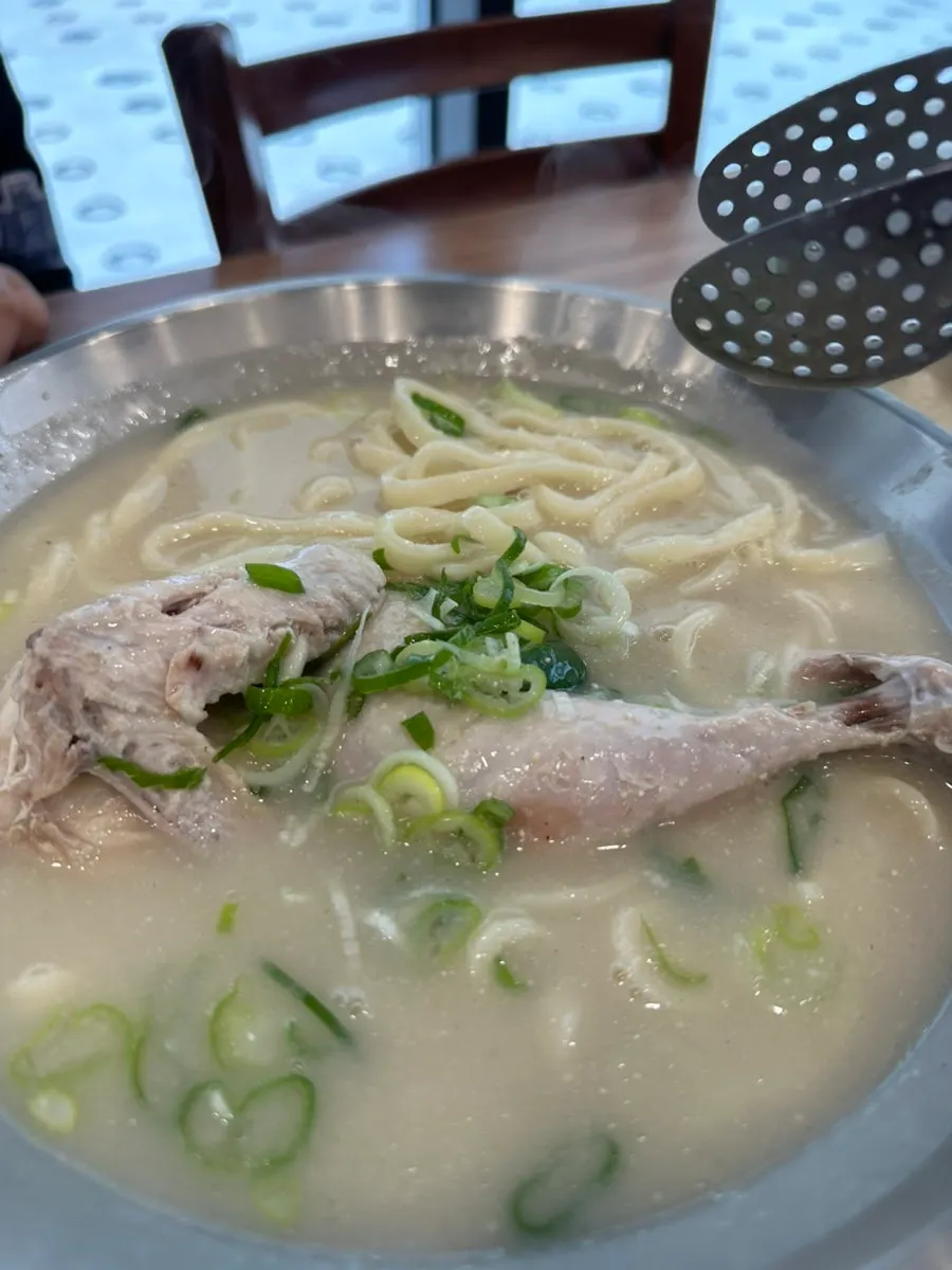 닭칼국수와 닭곰탕을 나눠 먹는 가족 식사 상차림