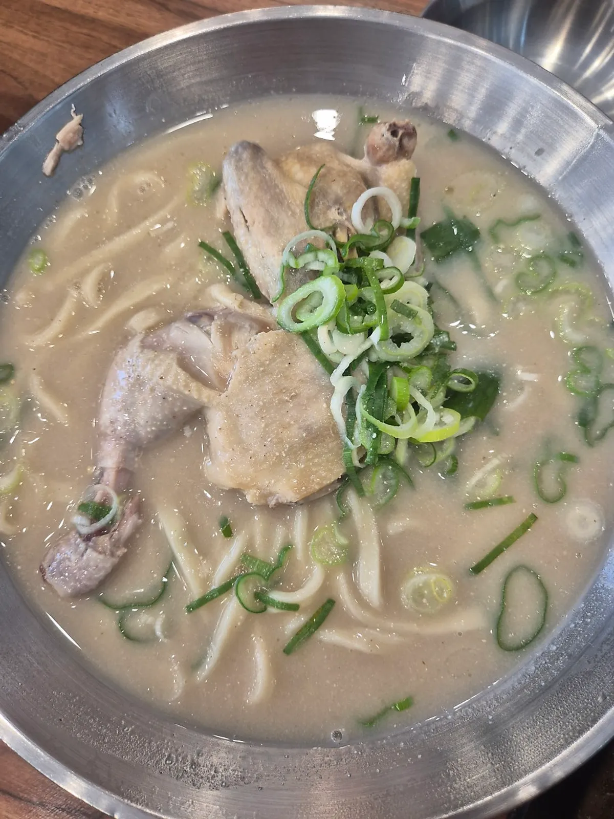 닭 반마리가 통째로 들어간 닭칼국수 곱배기
