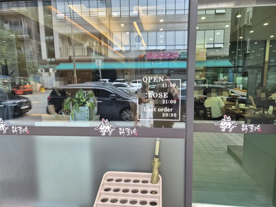 Sunlit dining hall of Eonyang Dak Kalguksu Incheon Songdo Branch with large windows